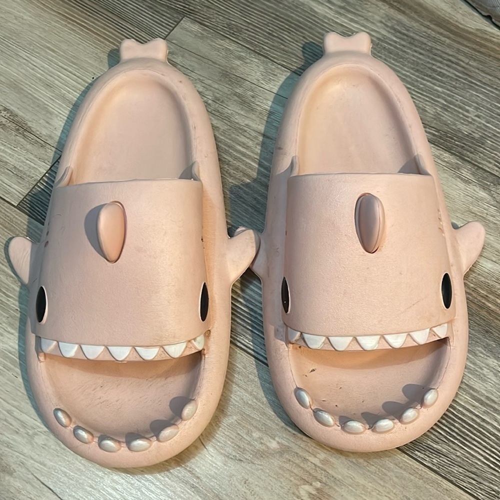 Crayon Friends Pink Shark Foam Slides Size 36-37 Fits Like Women’s Size 7 Funny